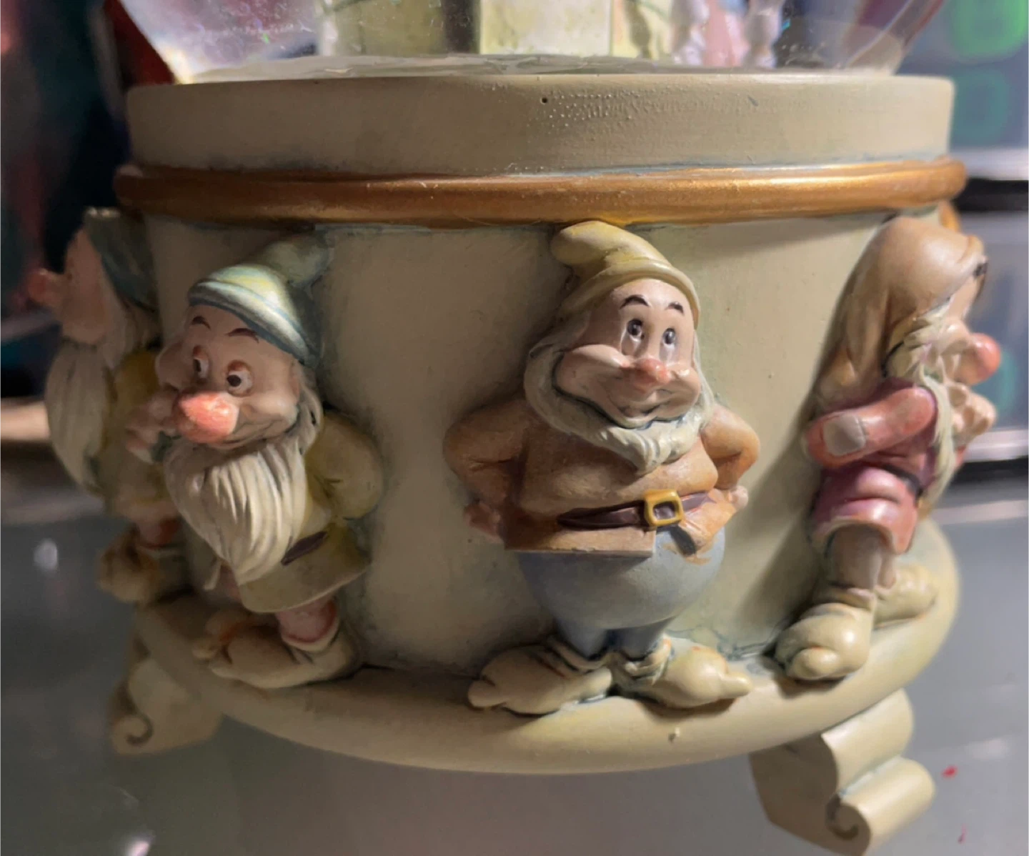 Snow White and the Seven Dwarfs Snow Globe - photo 3