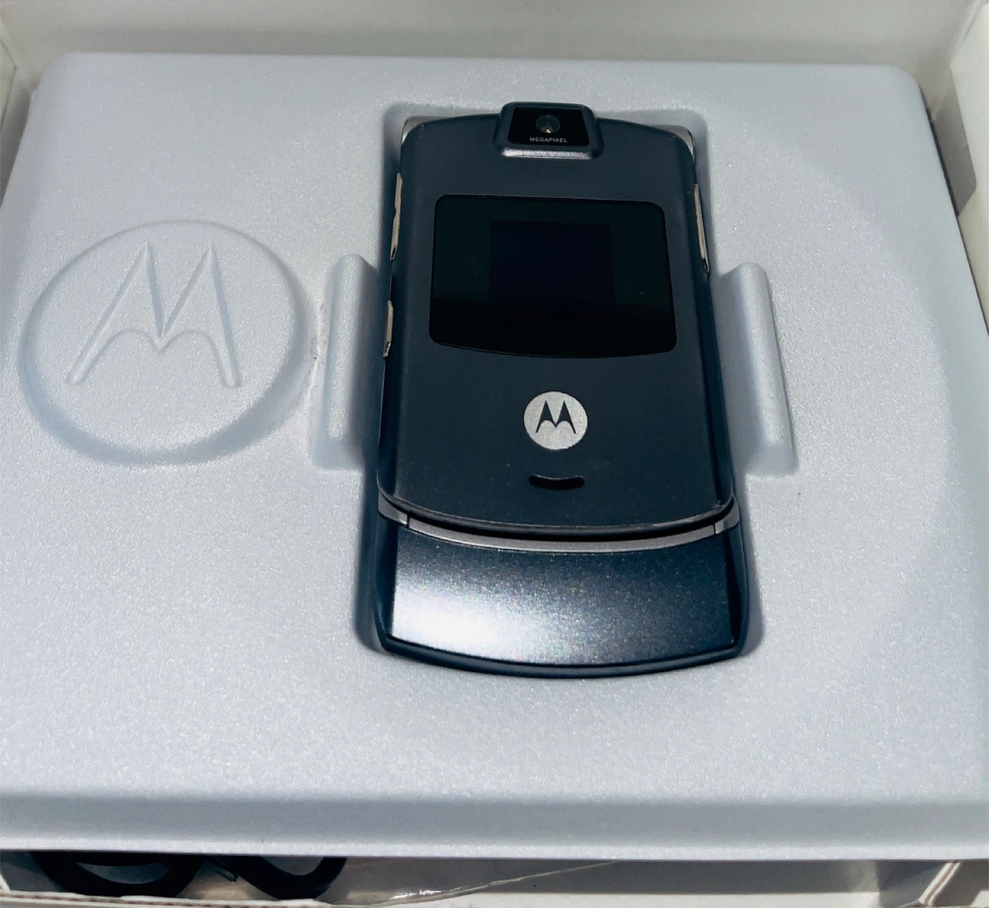 Motorola RAZR V3 - Classic Flip Phone - photo 3
