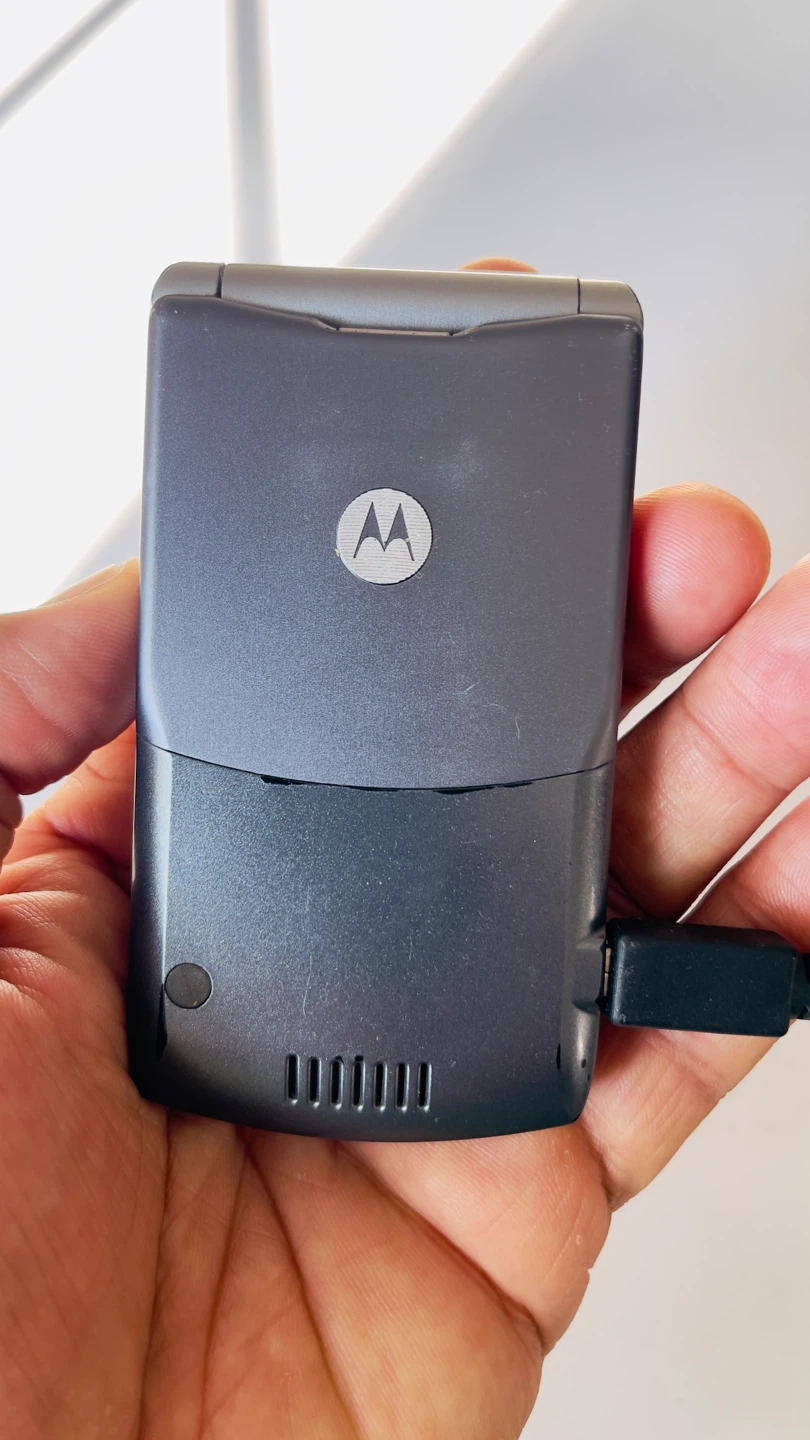 Motorola RAZR V3 - Classic Flip Phone - photo 5