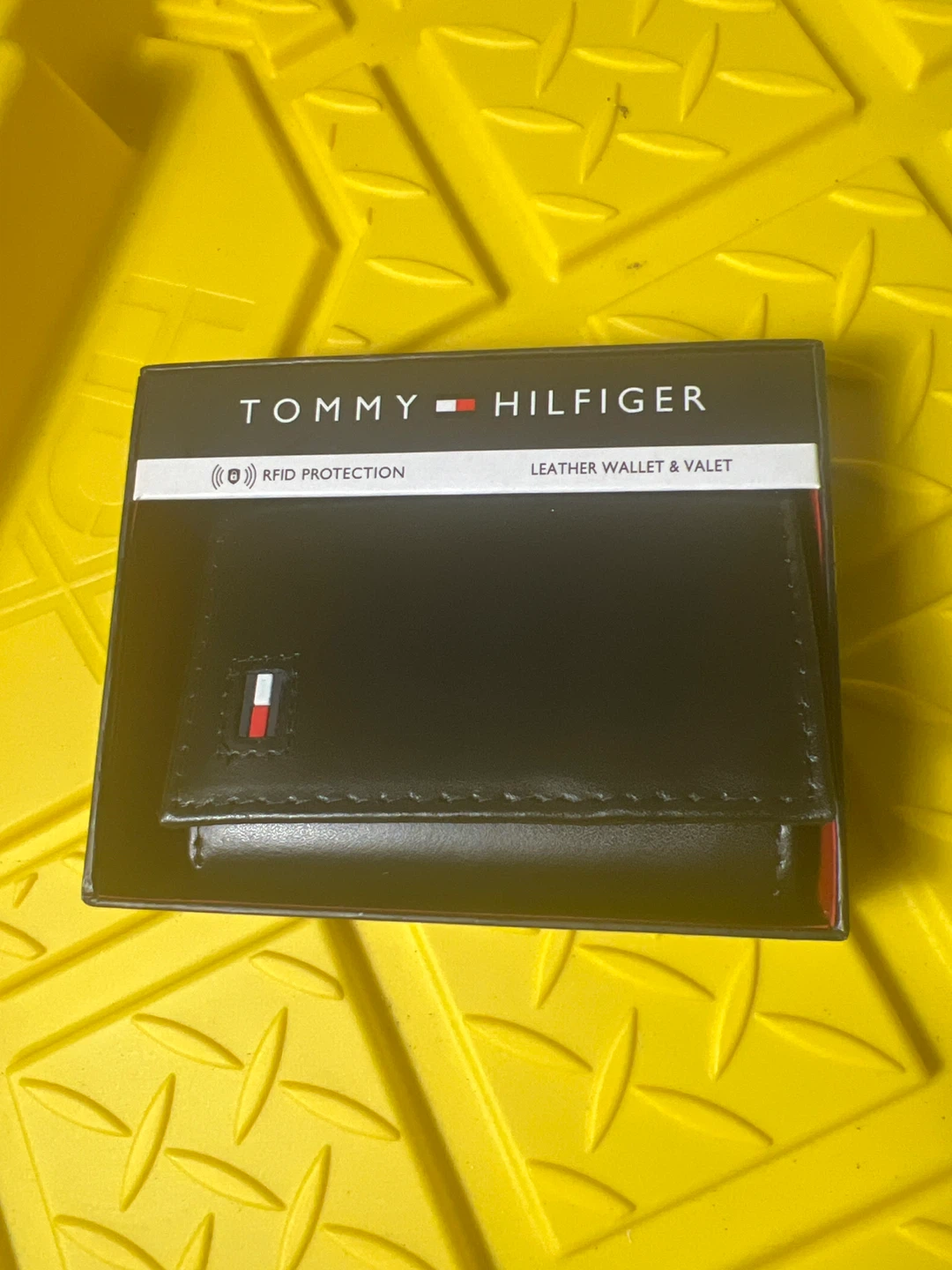 Tommy Hilfiger Leather Wallet & Valet - New in Box! - photo 2