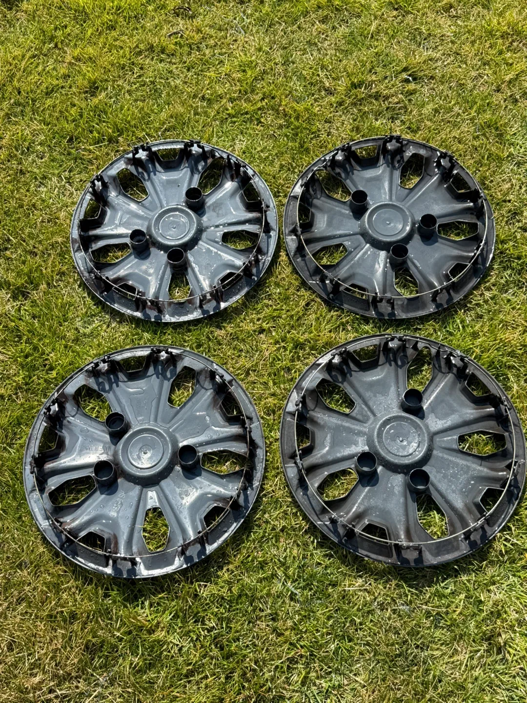 Set of 4 Silver/Gray Hubcaps image indicator(2)