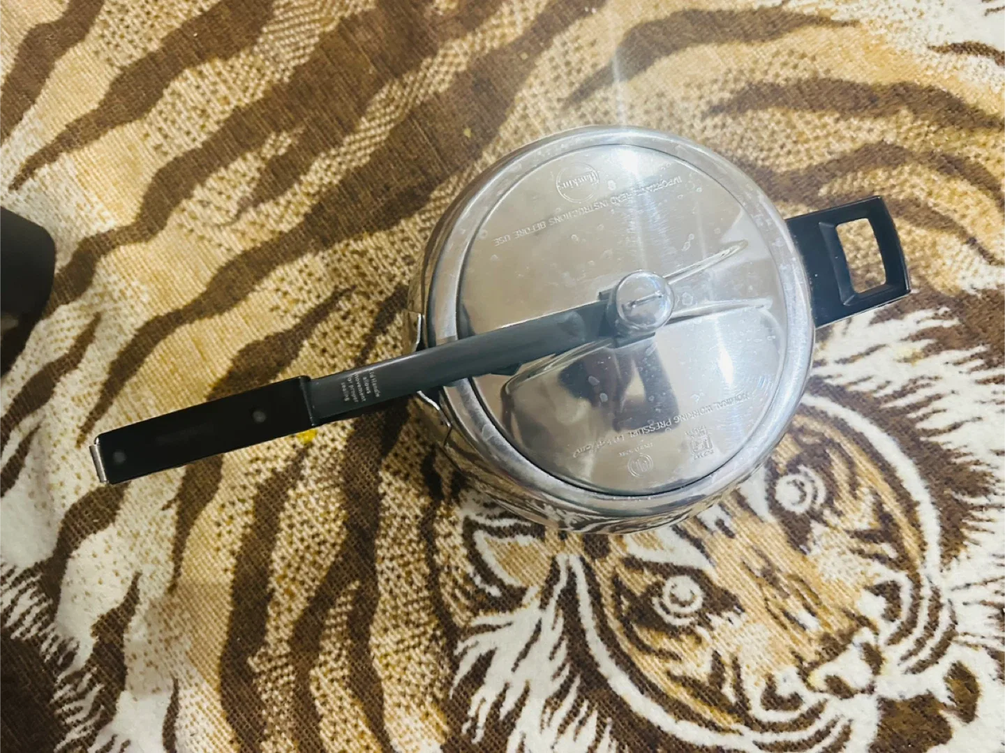 Hawkins Stainless Steel Contura Pressure Cooker image indicator(2)