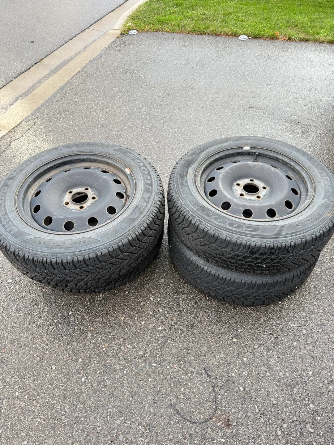 4 Winter Tires 225/60R17 with Rims (Goodyear) image indicator(3)