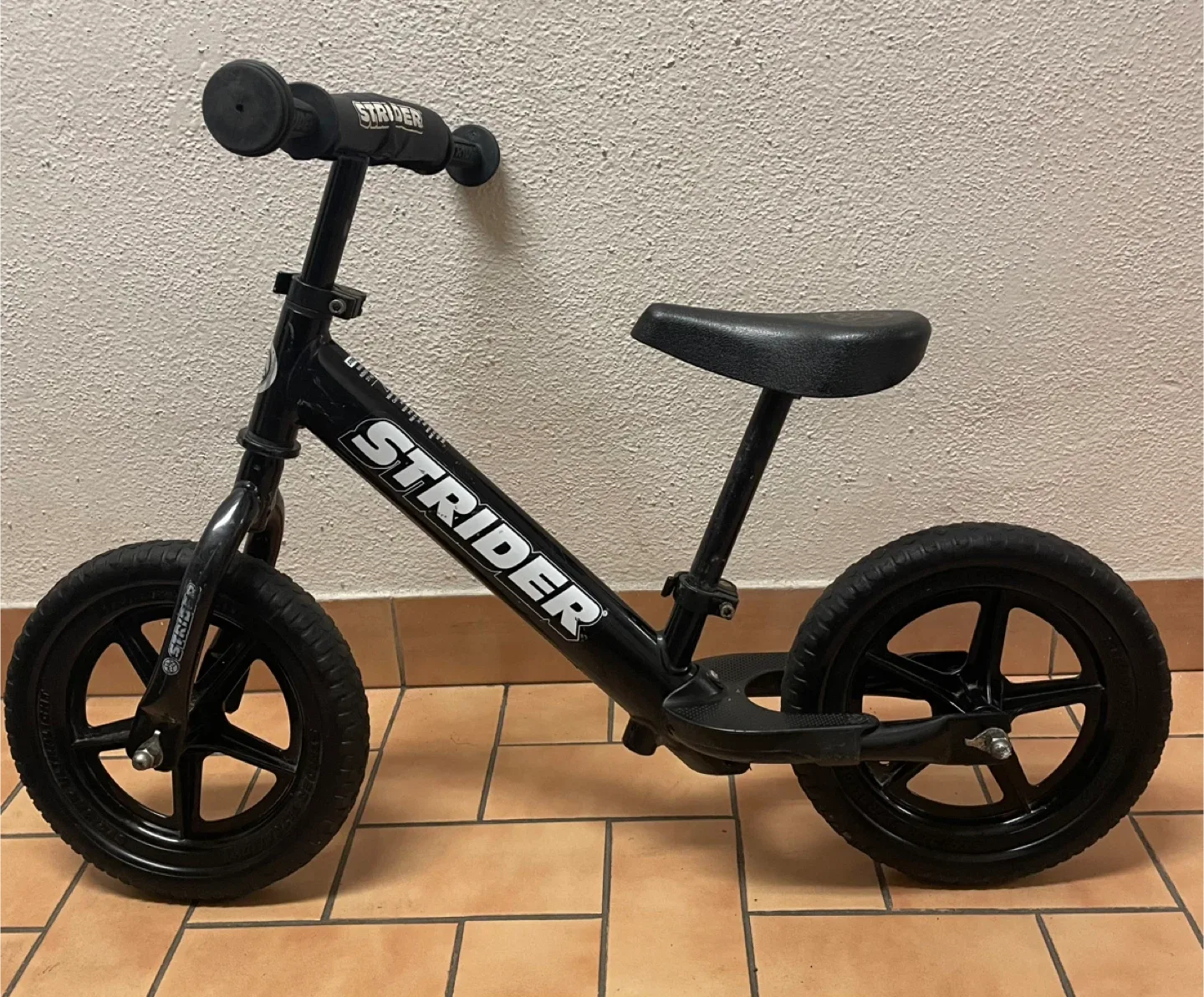 Strider Balance Bike - Black image indicator(2)