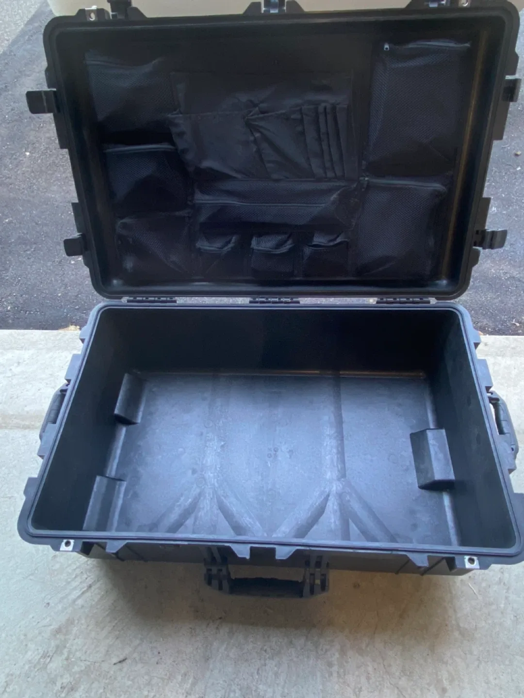 Pelican 1606 Case - Black image indicator(2)