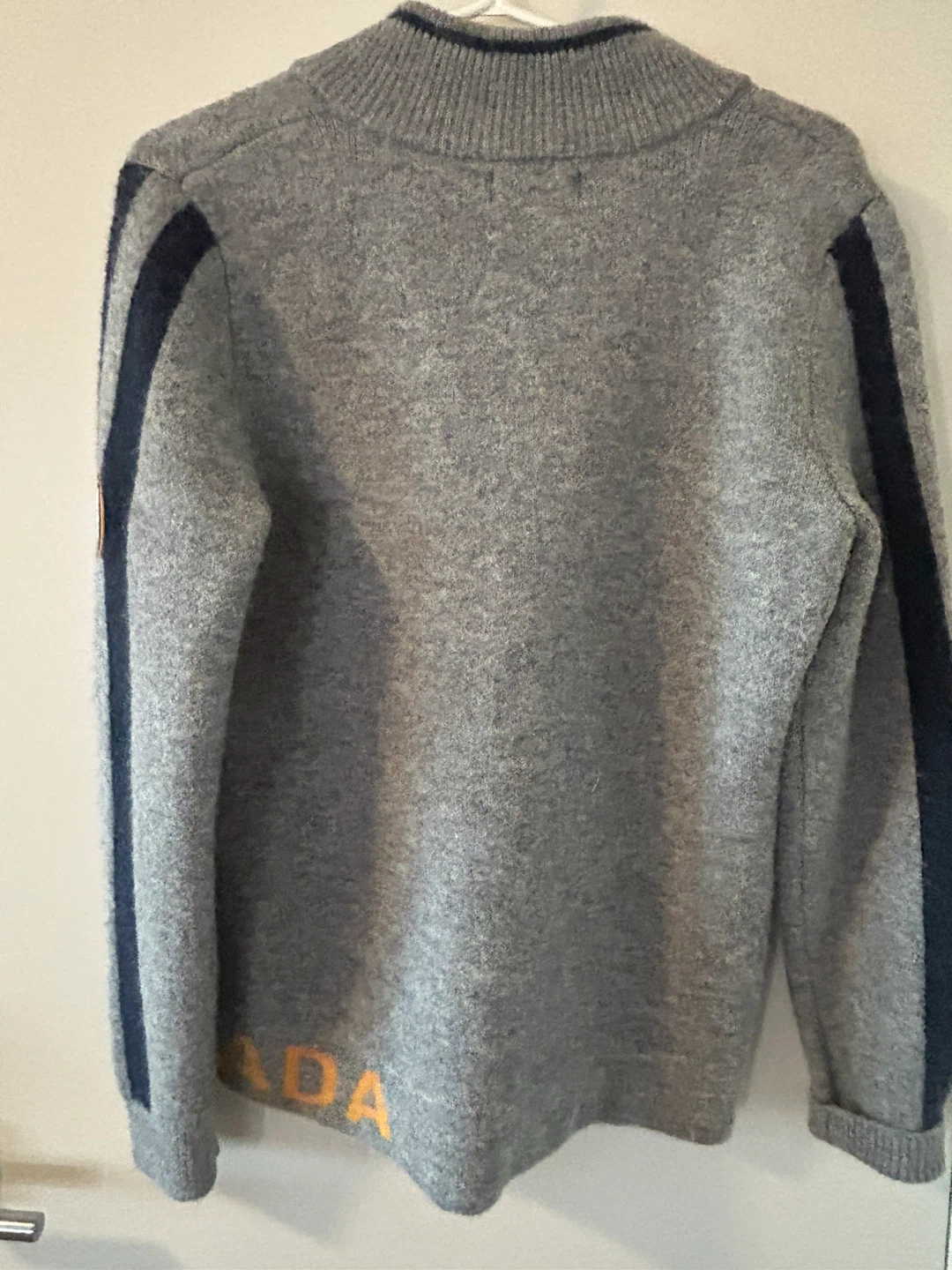Canadian Sweater - Size S/P - photo 3