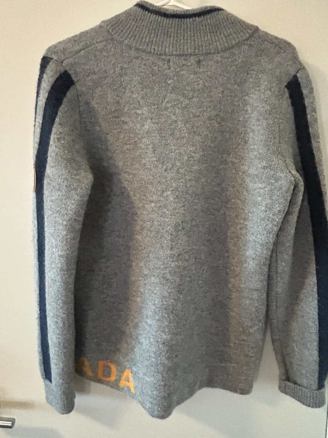 Canadian Sweater - Size S/P image indicator(3)