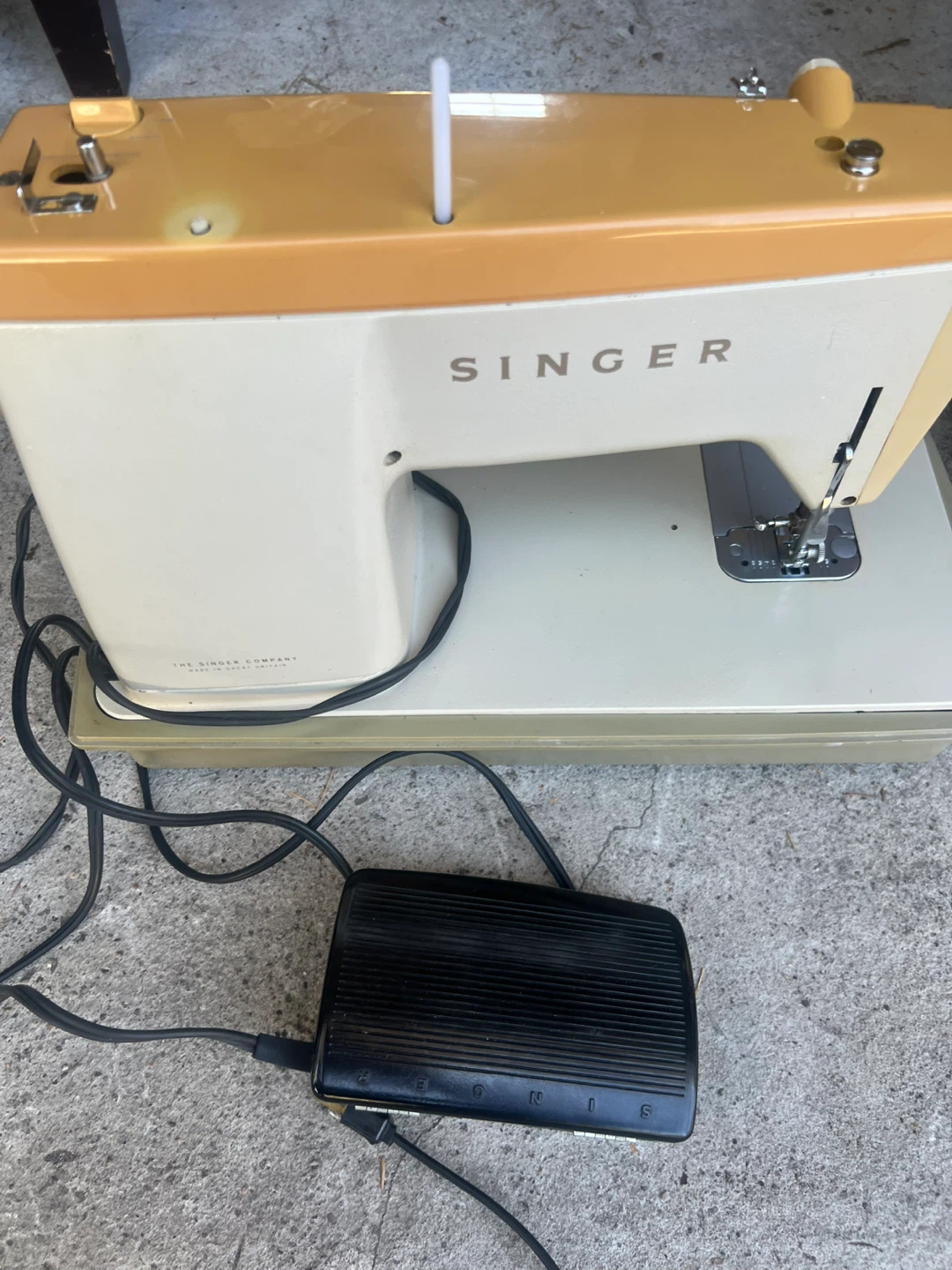 Vintage Singer Sewing Machine - photo 2