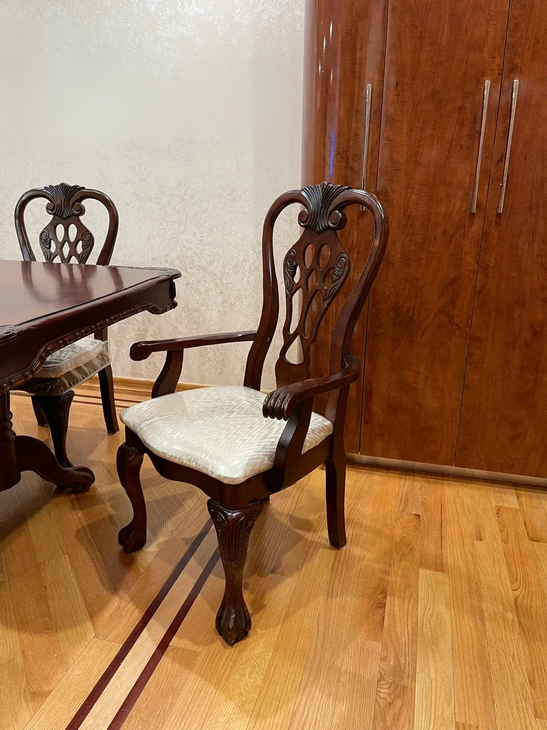 Dining Table with 6 Chairs image indicator(4)