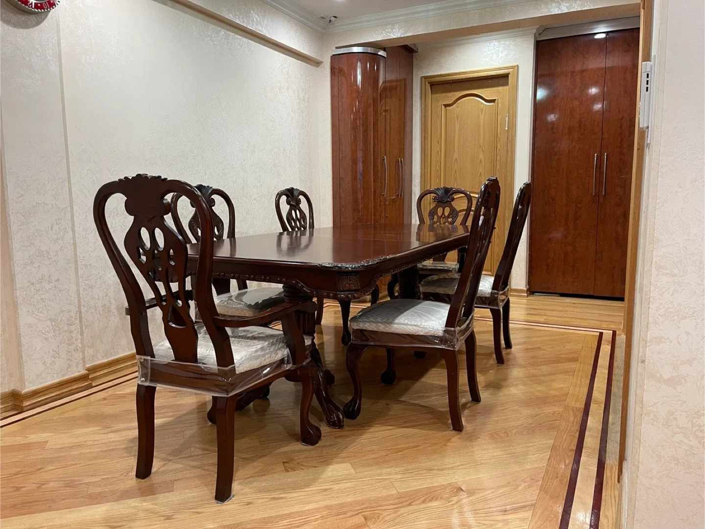 Dining Table with 6 Chairs image indicator(9)