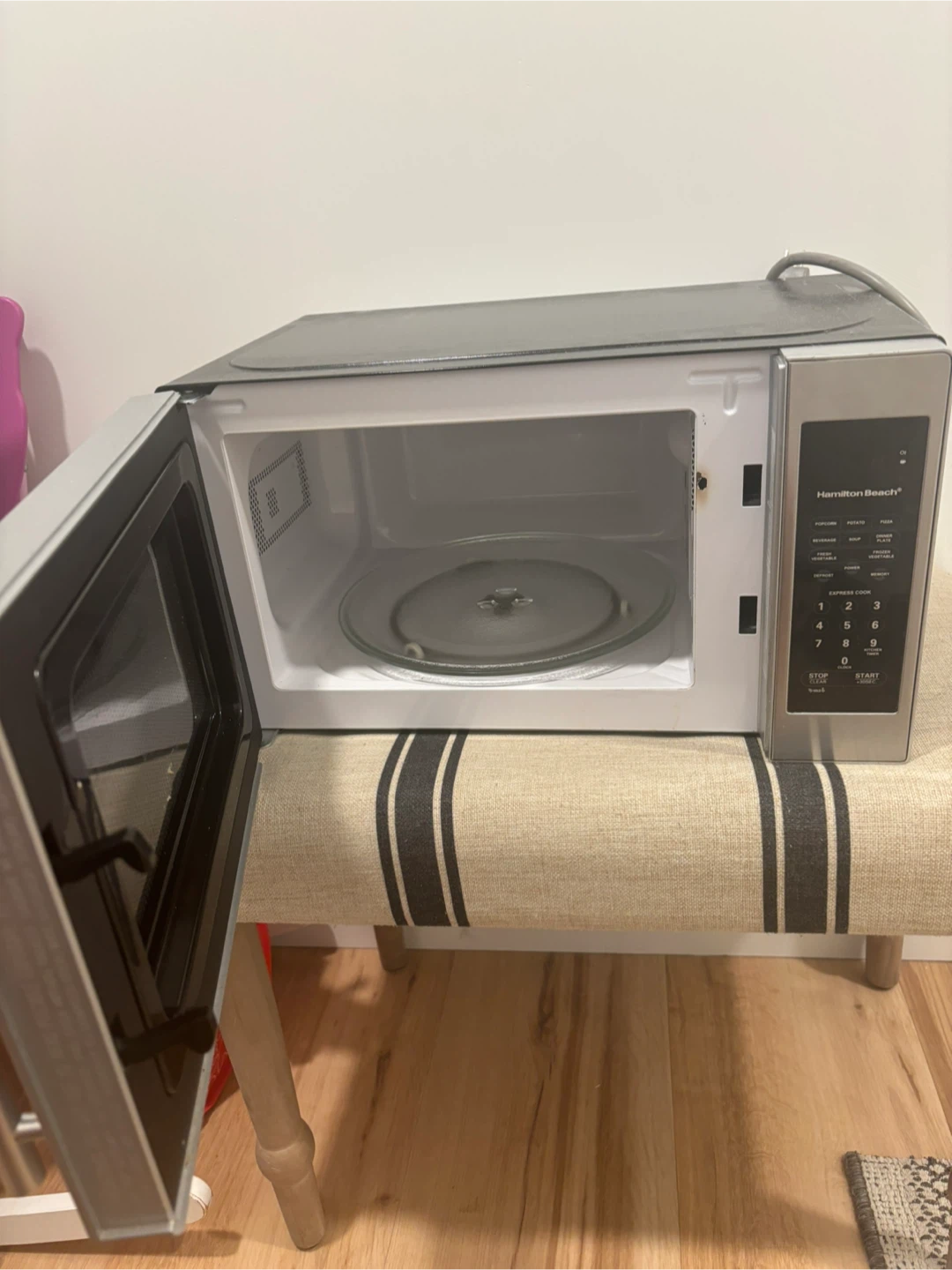 Hamilton Beach Microwave Oven - photo 3
