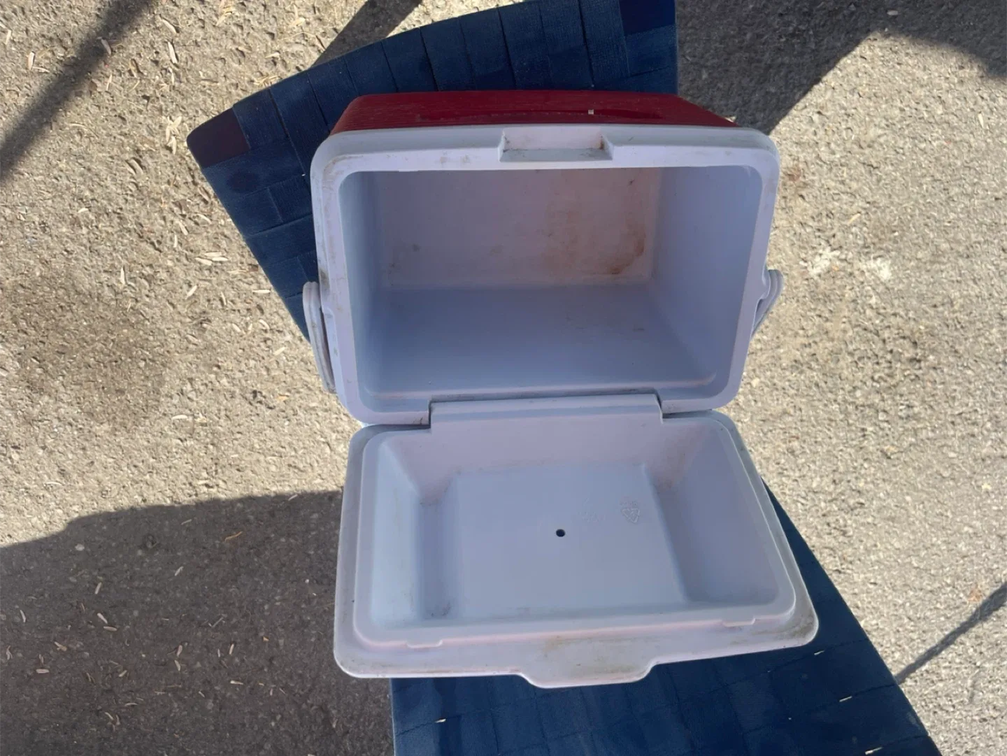 Rubbermaid Cooler - Red & White image indicator(3)