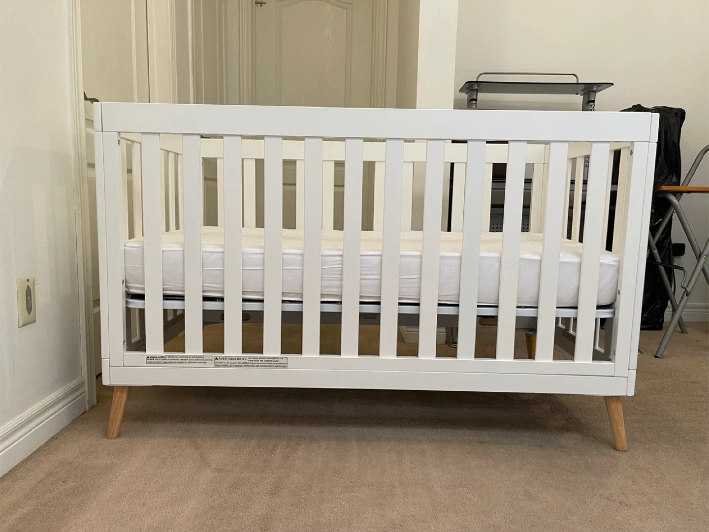 Delta Children Tucker 4-in-1 Convertible Crib image indicator(2)