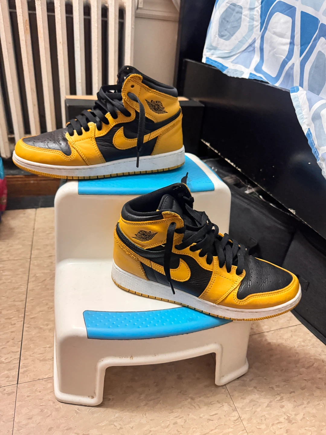 Nike Air Jordan 1 High Taxi Yellow/ size: USA 7Y / 40 Eur