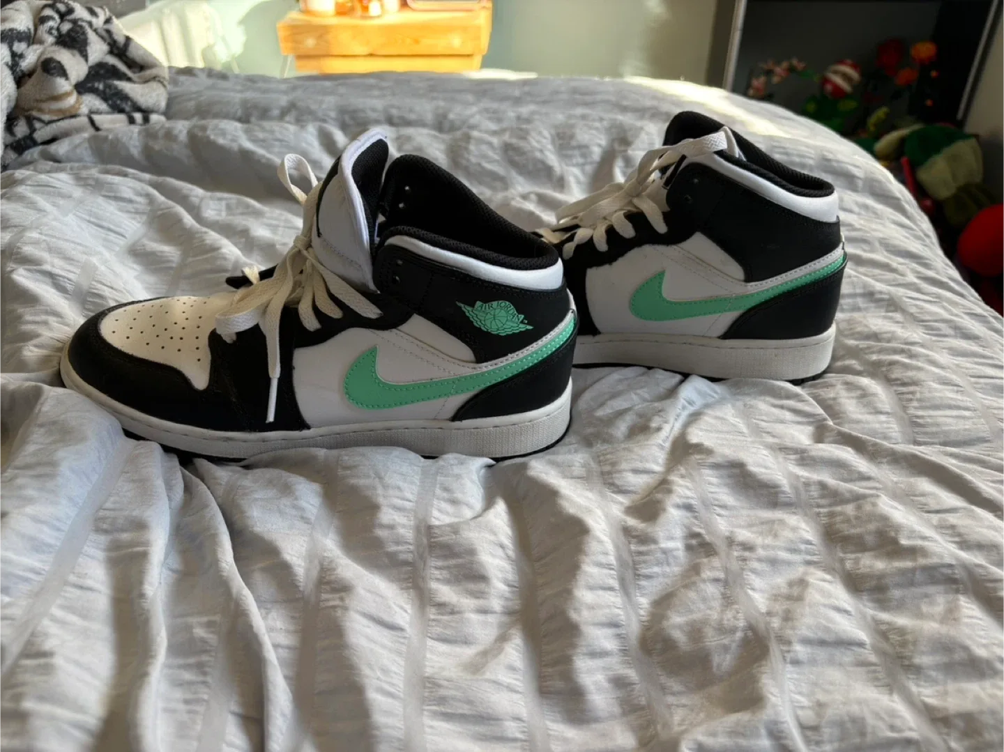 Nike Air Jordan 1 Mid Sneakers - Black/White/Mint image indicator(4)