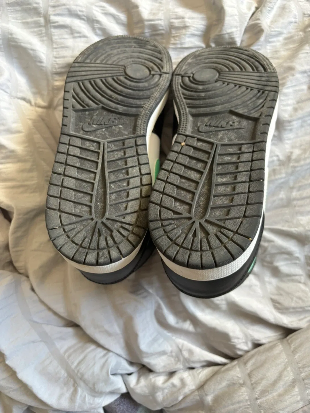 Nike Air Jordan 1 Mid Sneakers - Black/White/Mint image indicator(2)