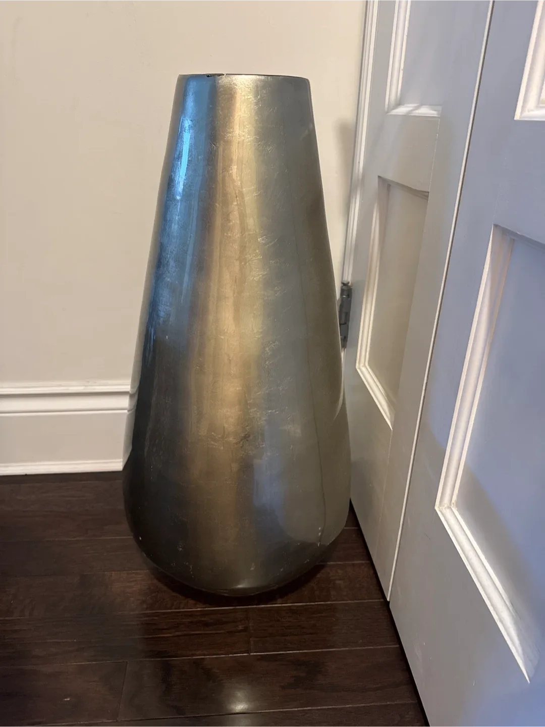 Silver Metal Vase image indicator(2)