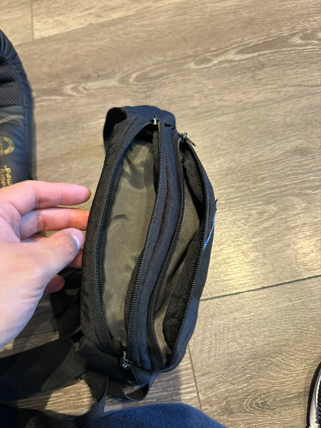 Kavu Black Sling Bag image indicator(3)