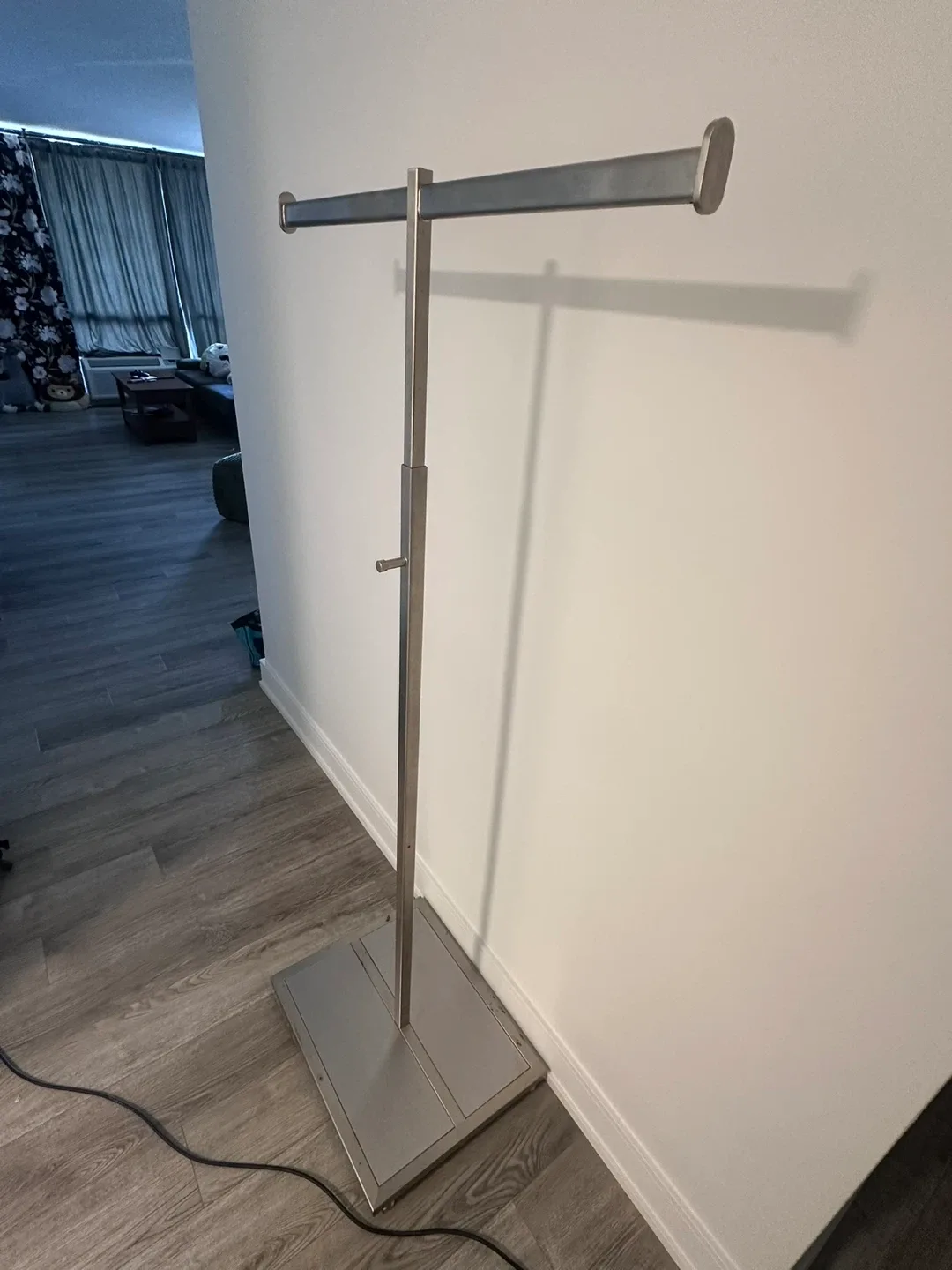 Adjustable Height Clothing Rack image indicator(2)