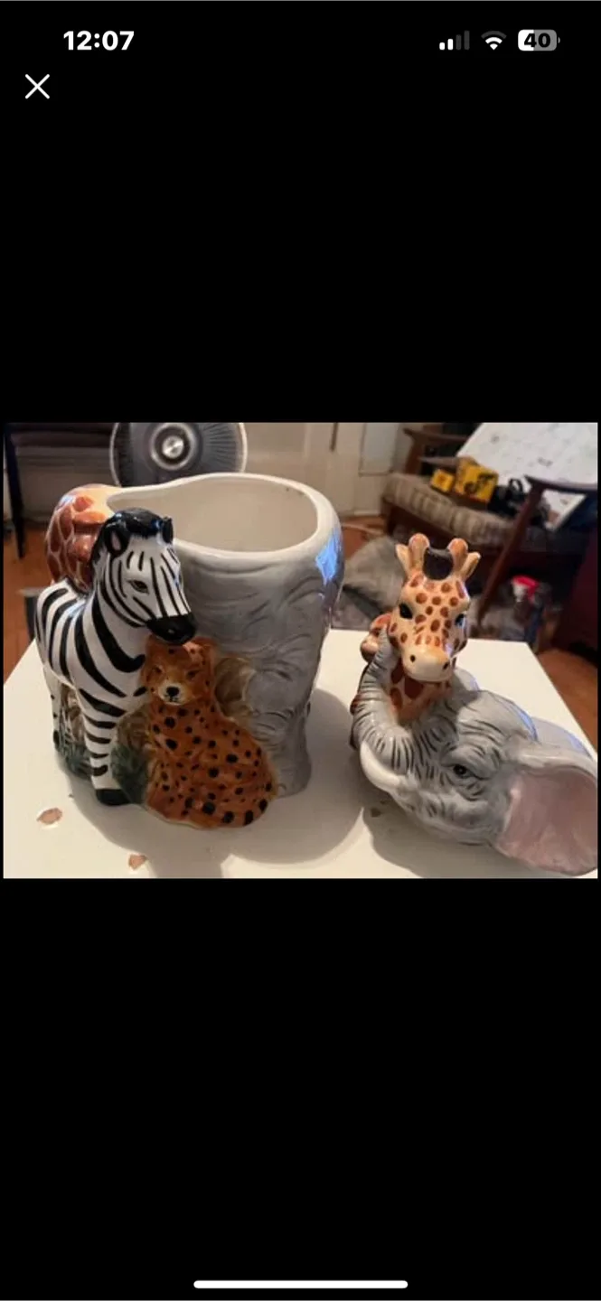 SAFARI ANIMAL FRIENDS GIRAFFE, ELEPHANT, ZEBRA COOKIE JAR image indicator(4)