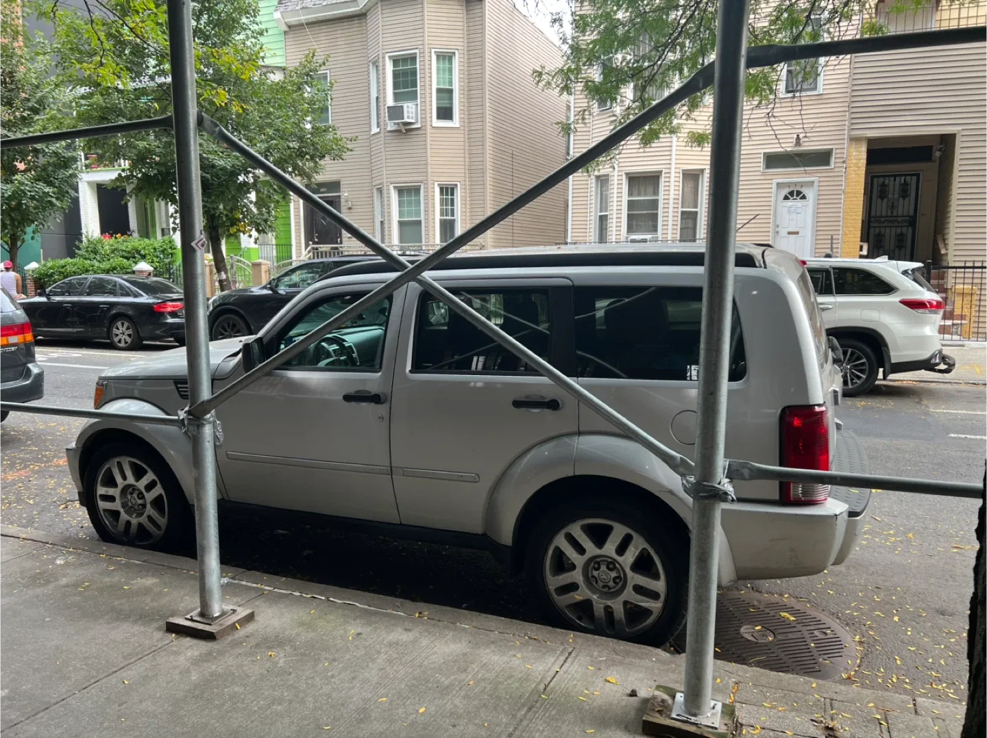 2008 silver Dodge Nitro SUV image indicator(2)