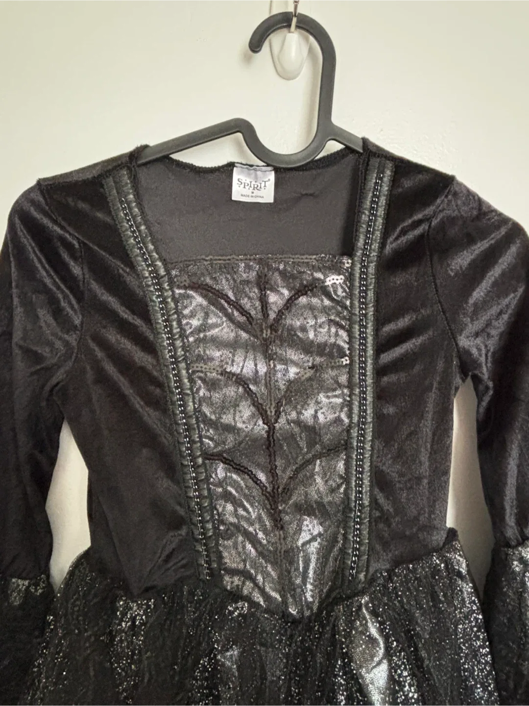 Spirit Halloween Witch Costume, Size M image indicator(4)