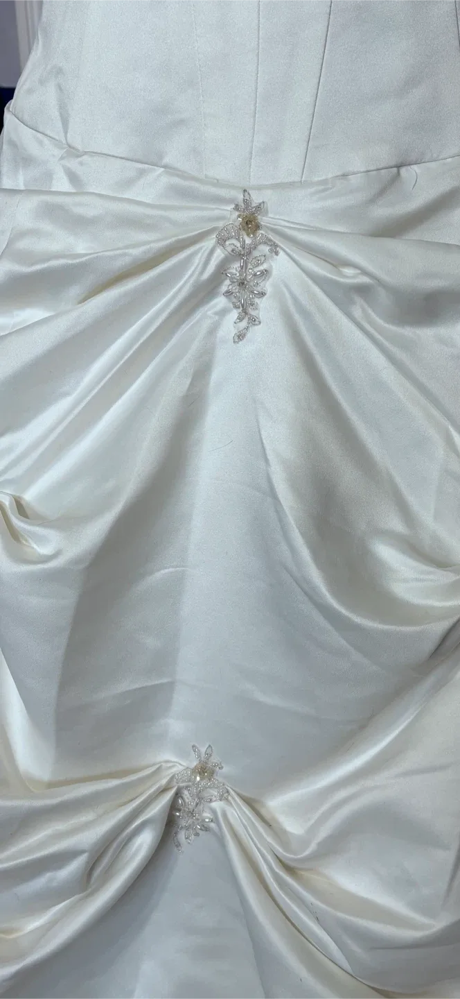 Jordashwae Ivory Wedding Dress - Size 8 image indicator(3)