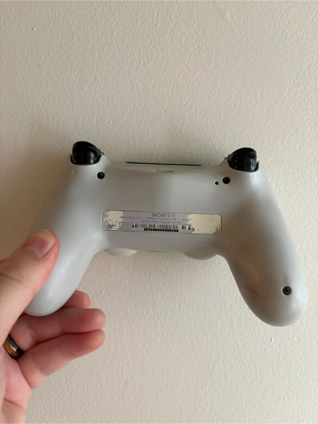 Sony PlayStation 4 Wireless Controller - White image indicator(2)