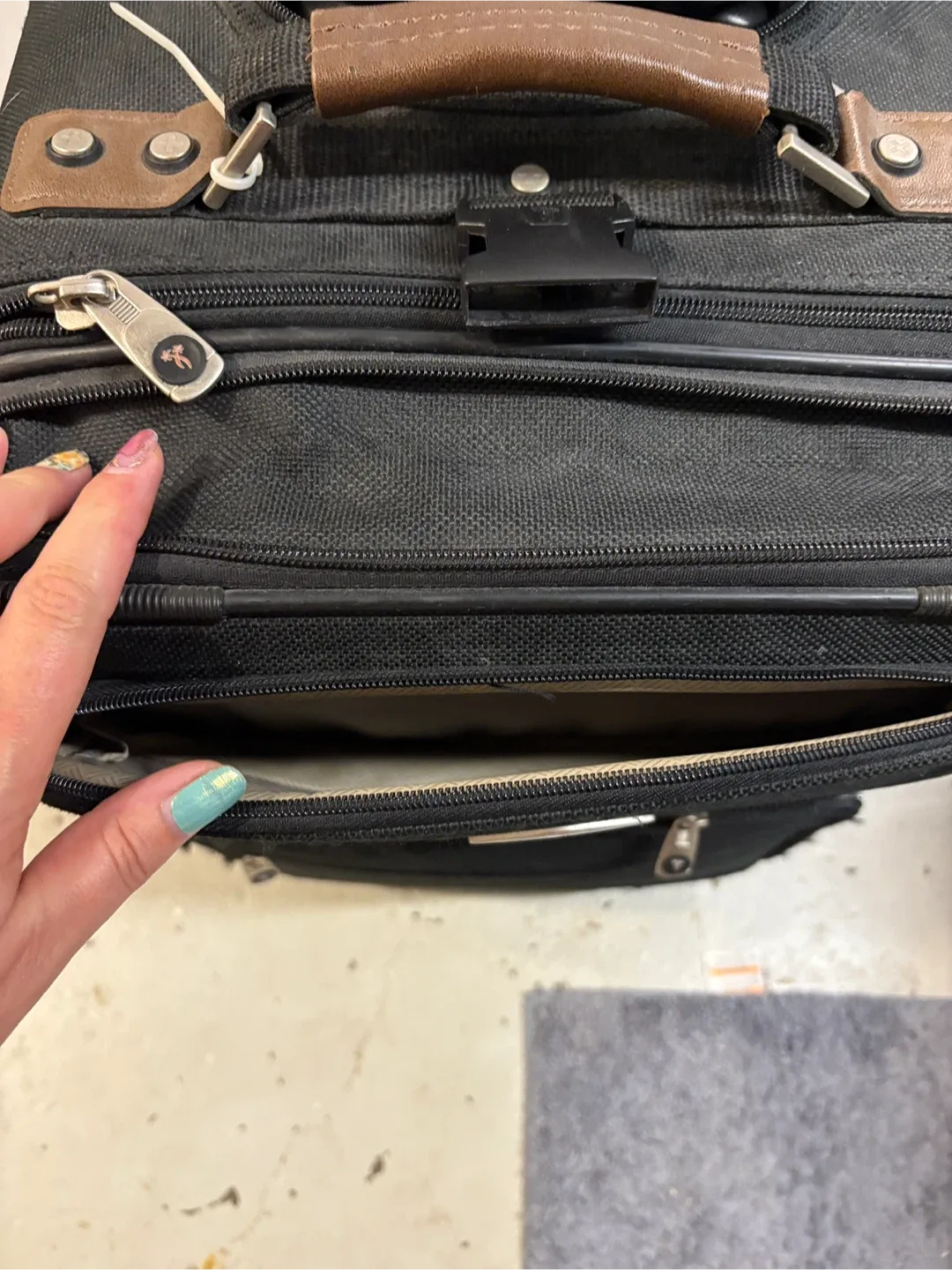 Ricardo Beverly Hills Black Carry-on Suitcase image indicator(2)