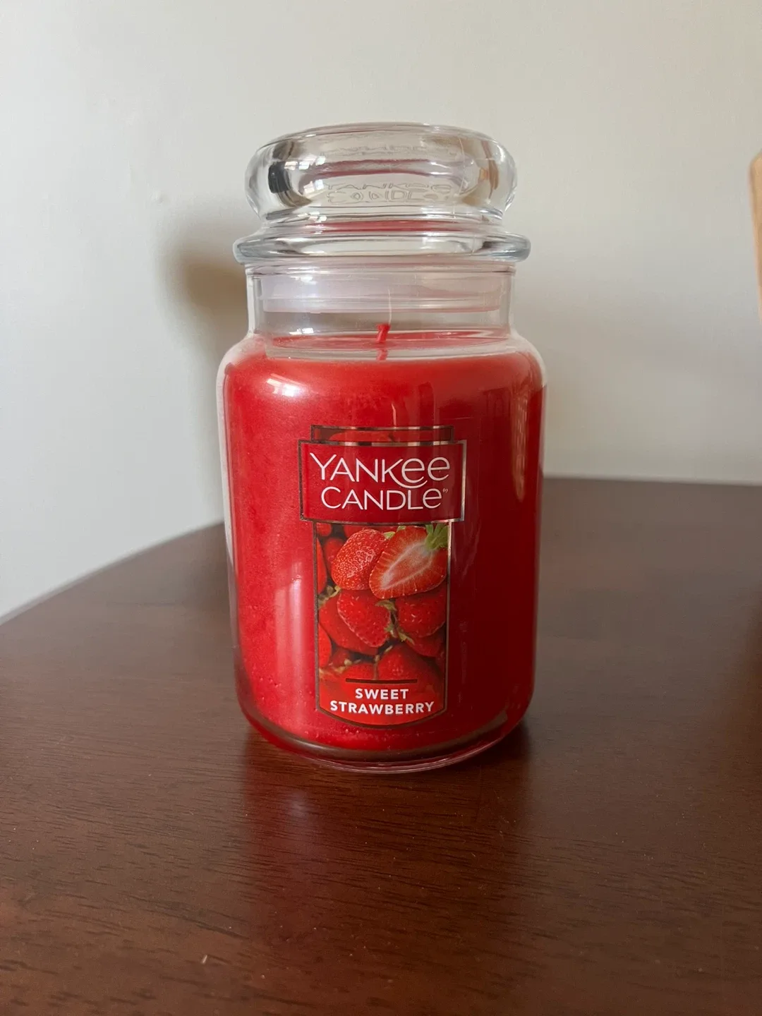 Yankee Candle Sweet Strawberry 22 oz. 🍓 thumbnail