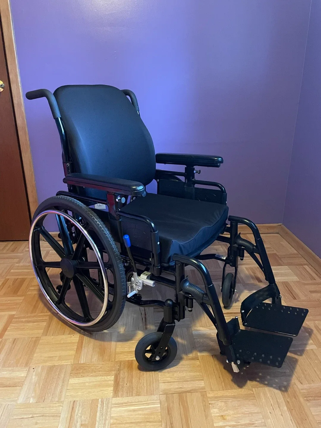 FUTURE Active Basic Black Wheelchair image indicator(2)