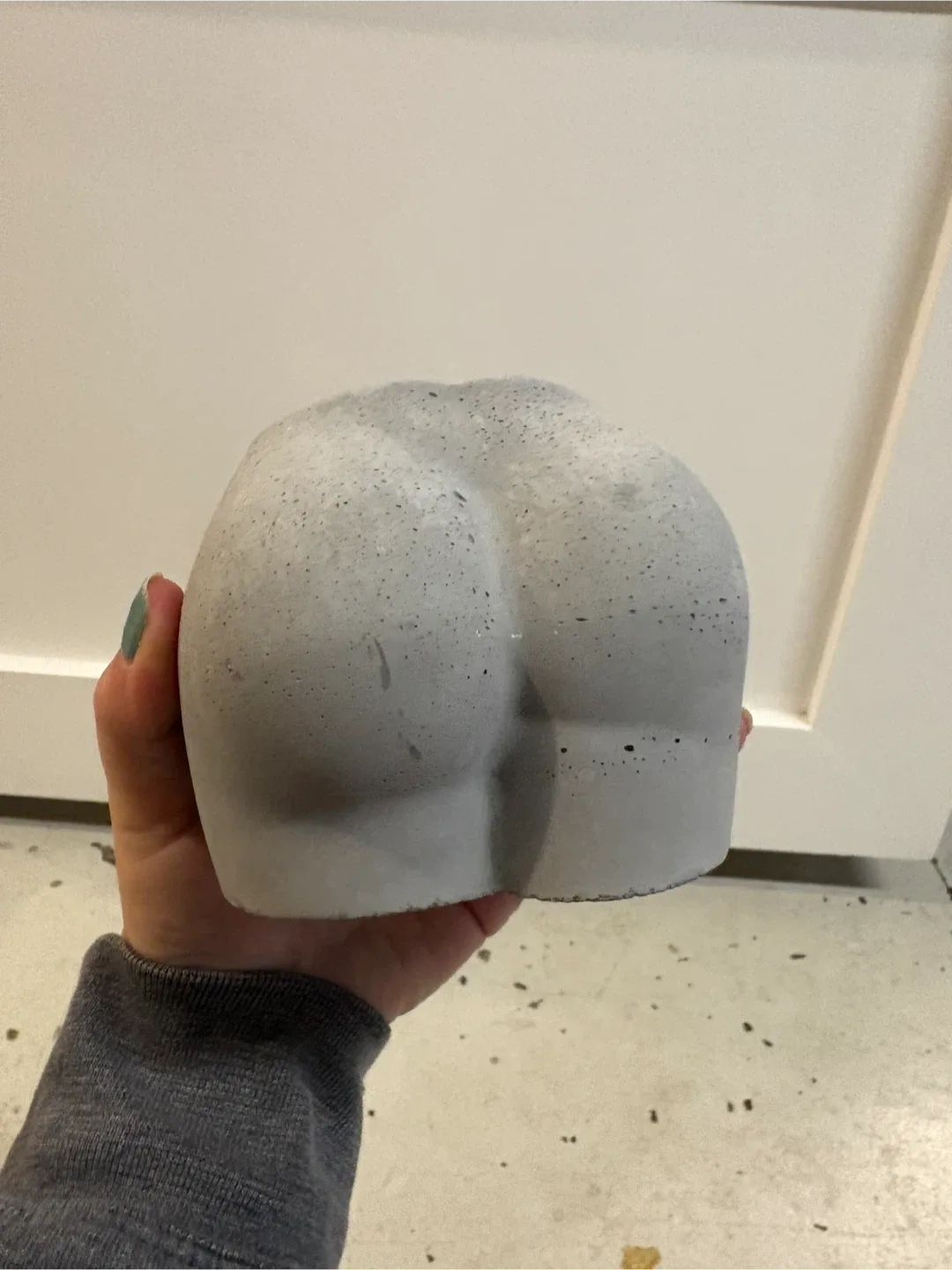 Butt-Shaped Concrete Planter image indicator(2)