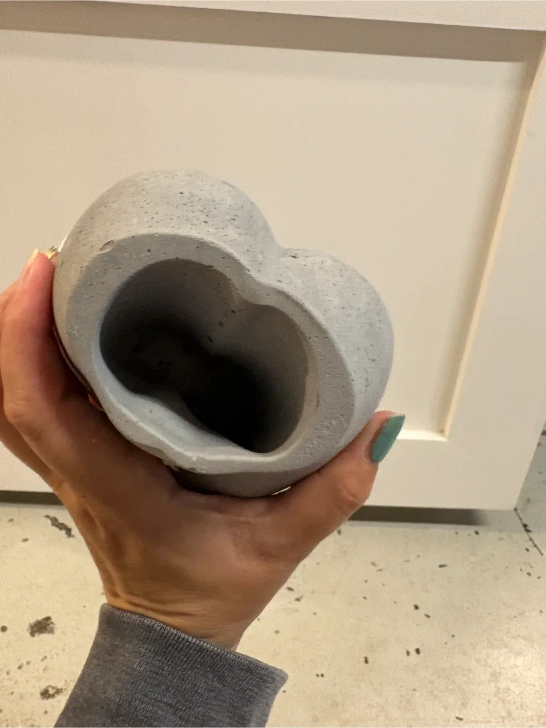 Butt-Shaped Concrete Planter image indicator(3)