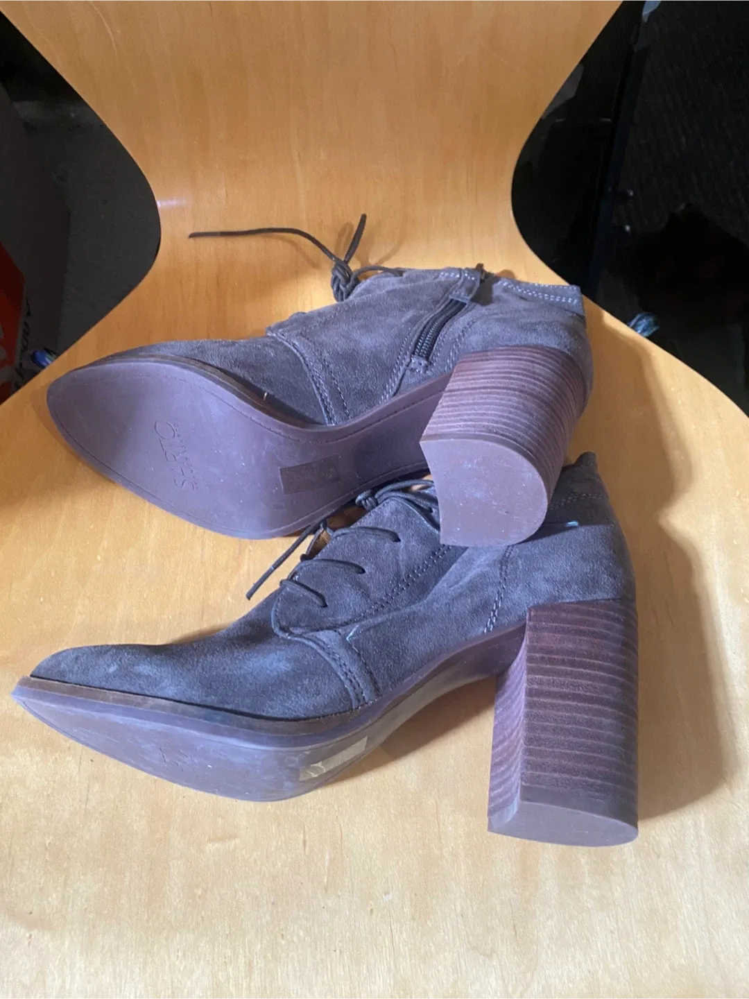 Clark’s Suede Ankle Boots Size 8.5M image indicator(2)