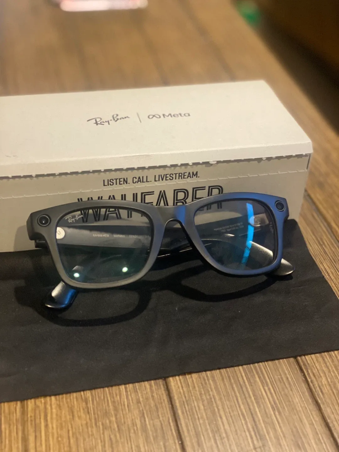 Ray-Ban Meta Wayfarer Smart Glasses image indicator(5)