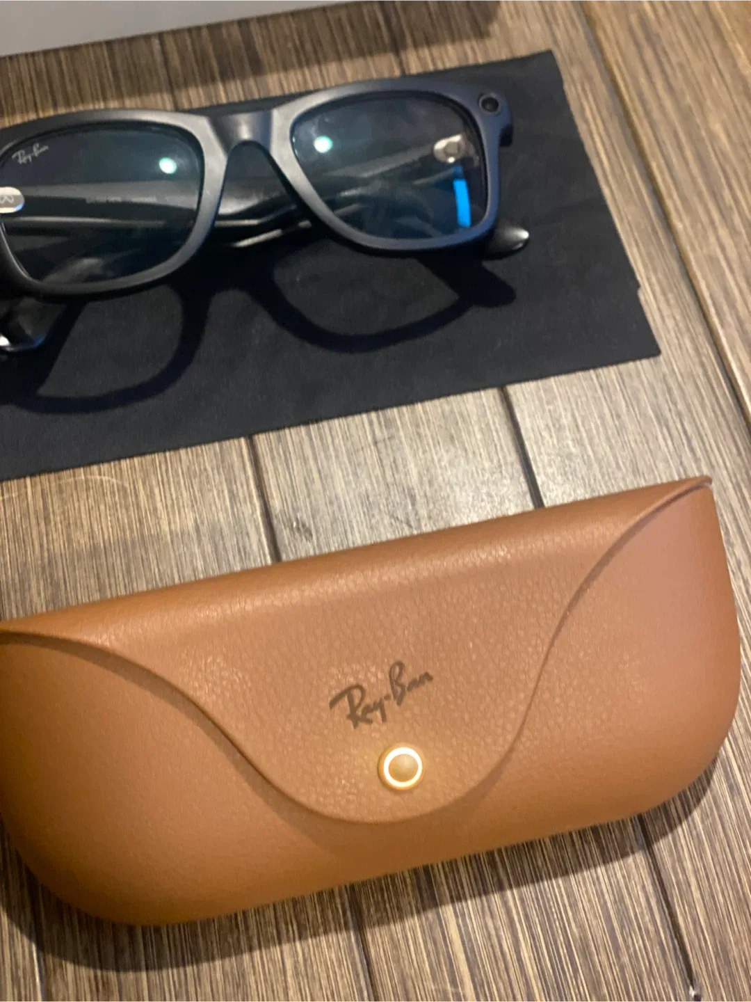 Ray-Ban Meta Wayfarer Smart Glasses image indicator(2)