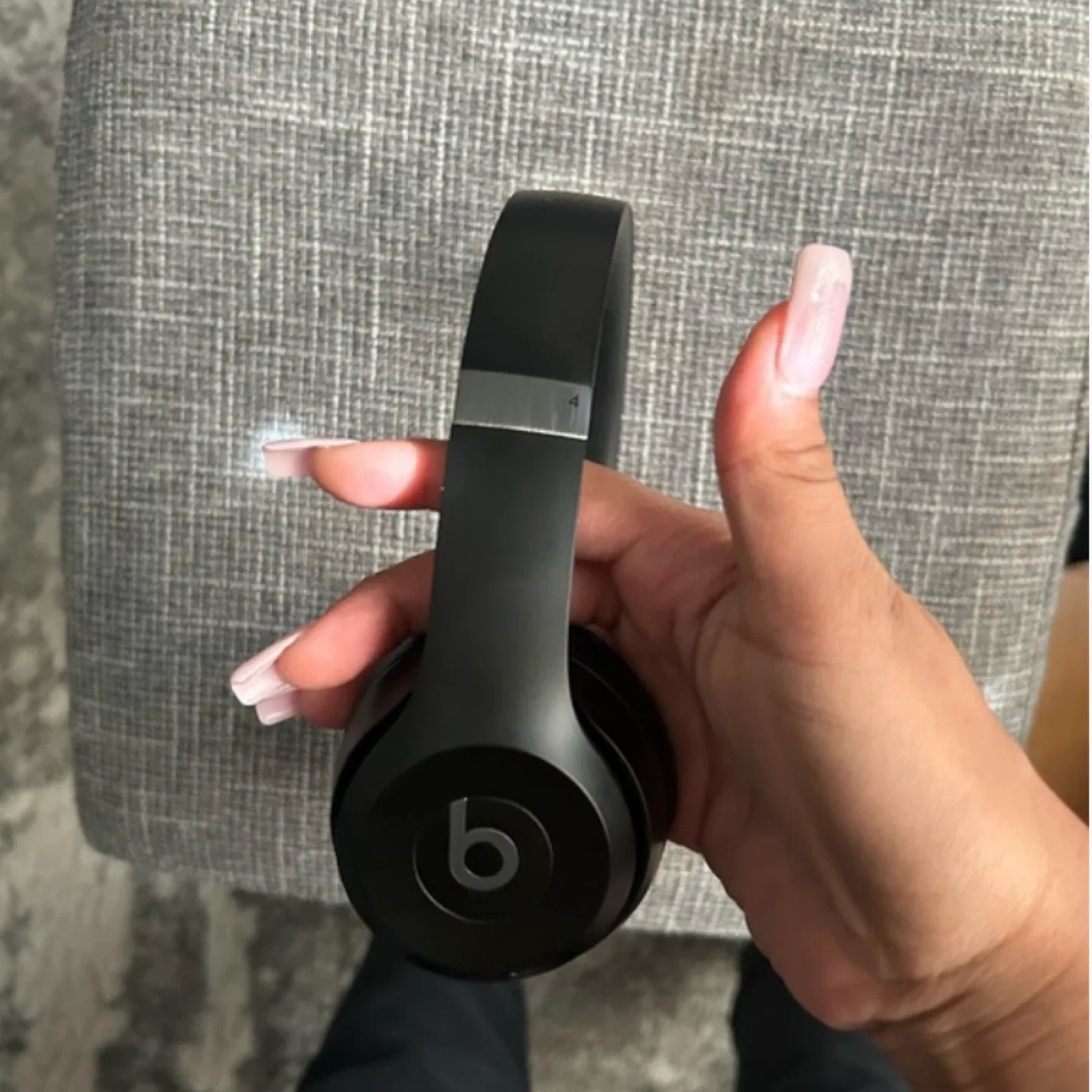 Beats Solo 4 - Black image indicator(2)