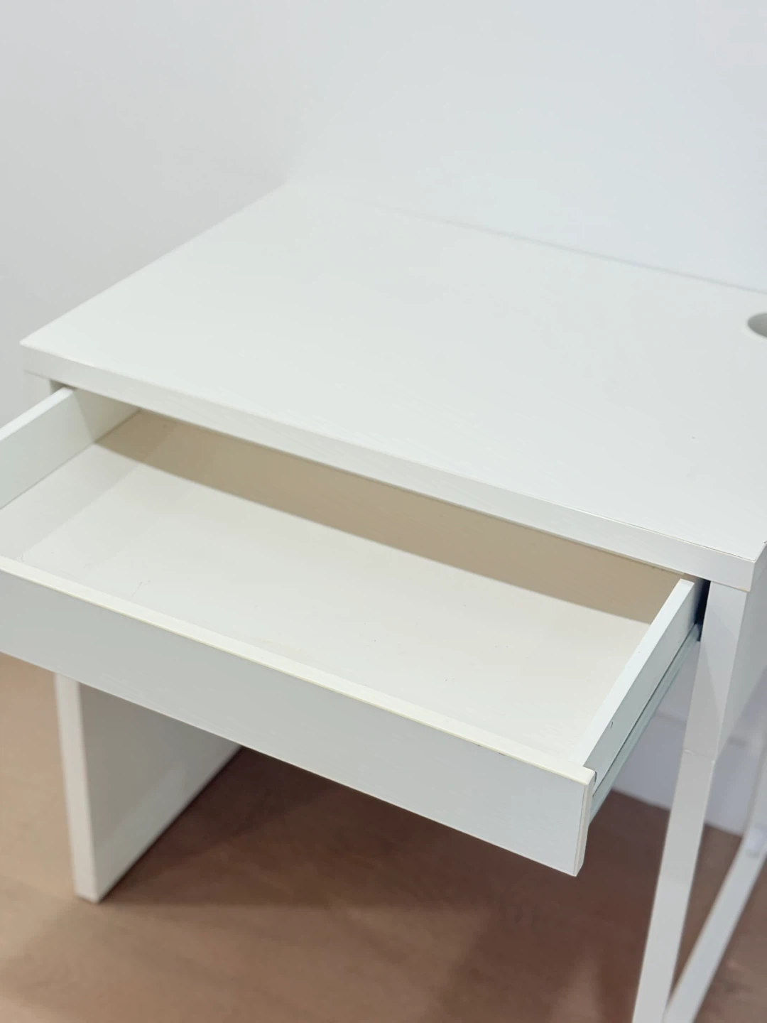 IKEA White Desk - 72cm x 50cm - photo 4