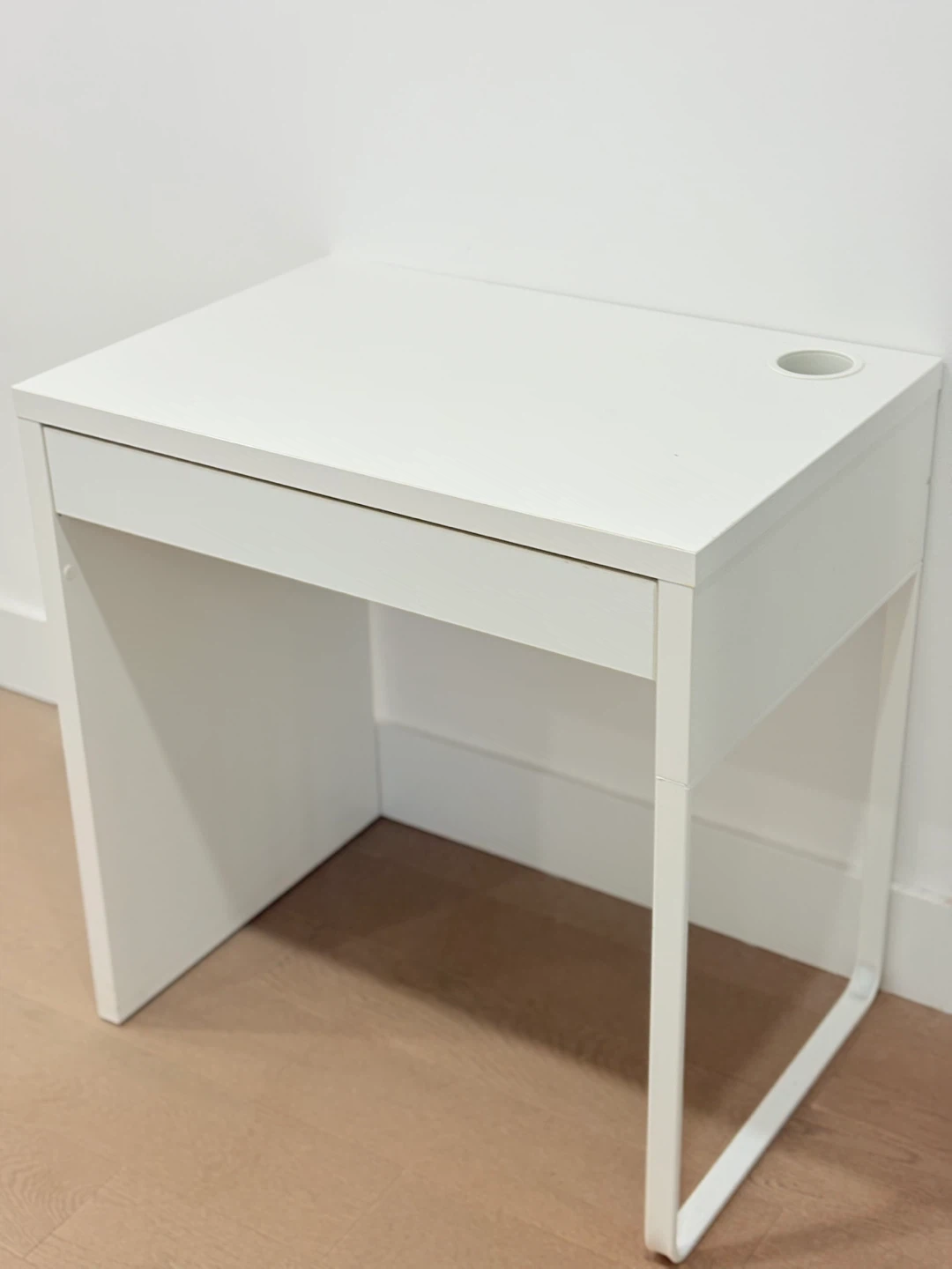 IKEA White Desk - 72cm x 50cm - photo 2