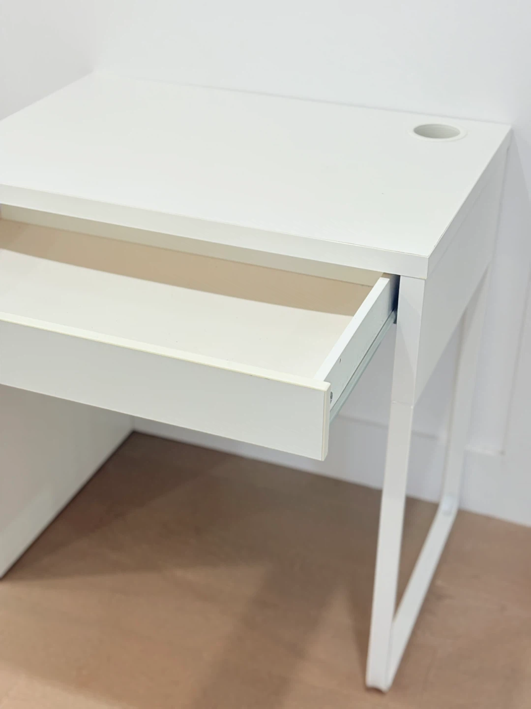 IKEA White Desk - 72cm x 50cm - photo 3