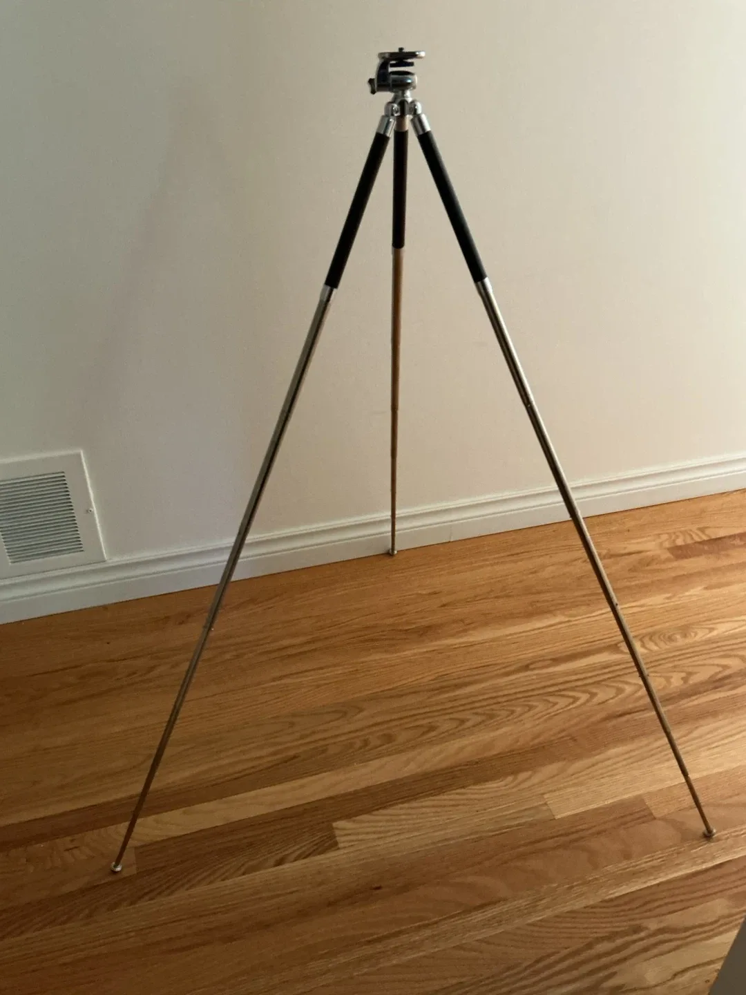 Vintage Tripod with Case image indicator(3)
