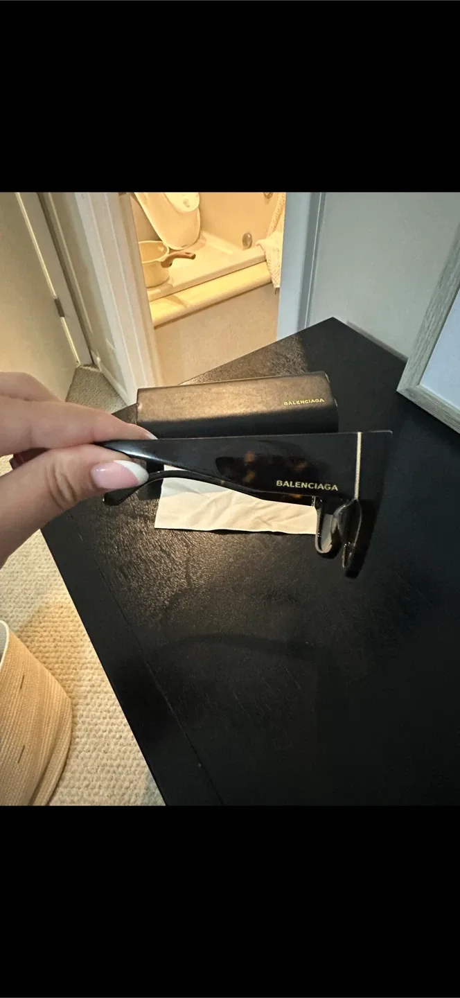 Balenciaga Sunglasses image indicator(2)