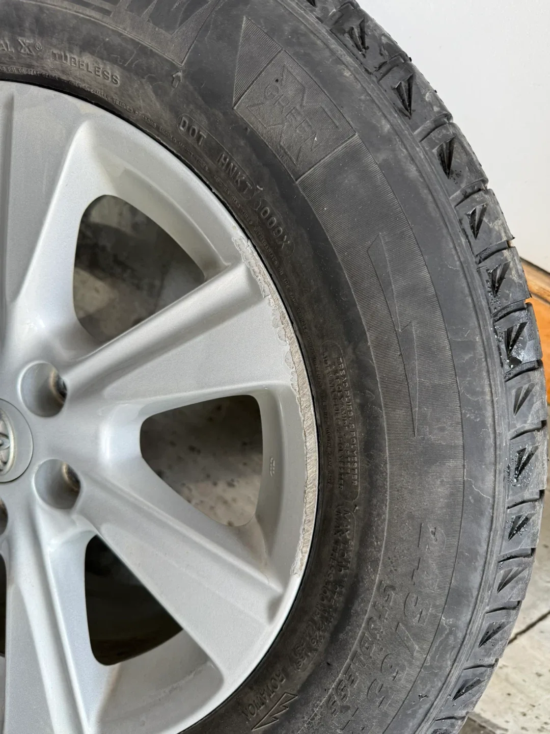 Toyota Rims with Michelin Winter Tires - 245/65R17 image indicator(10)