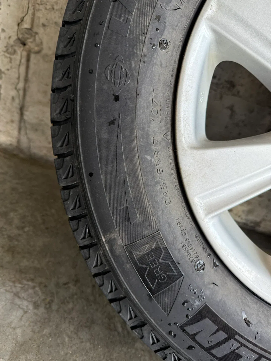 Toyota Rims with Michelin Winter Tires - 245/65R17 image indicator(9)