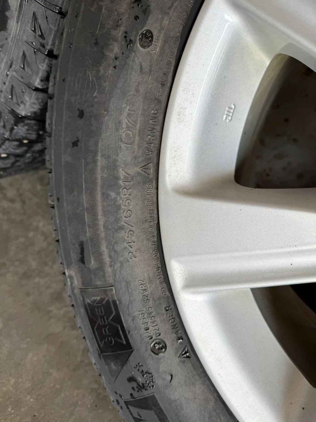 Toyota Rims with Michelin Winter Tires - 245/65R17 image indicator(4)