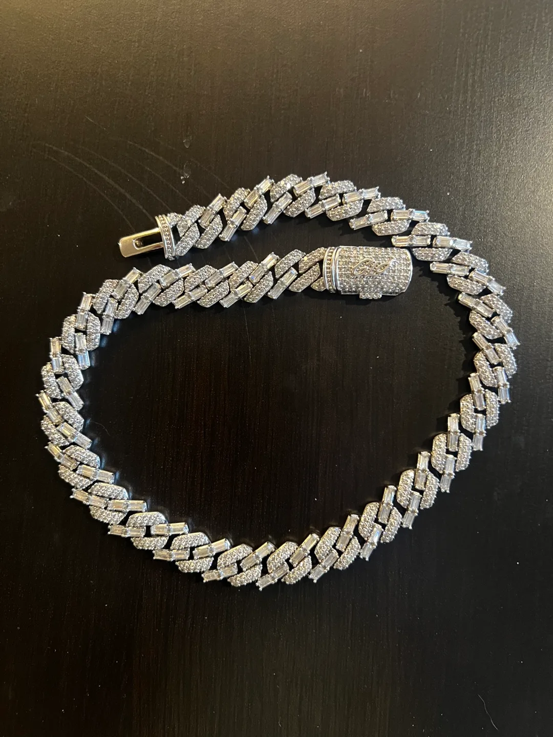 GLD Iced 18” Cuban Chain in White Gold Plated - 8.5mm image indicator(3)