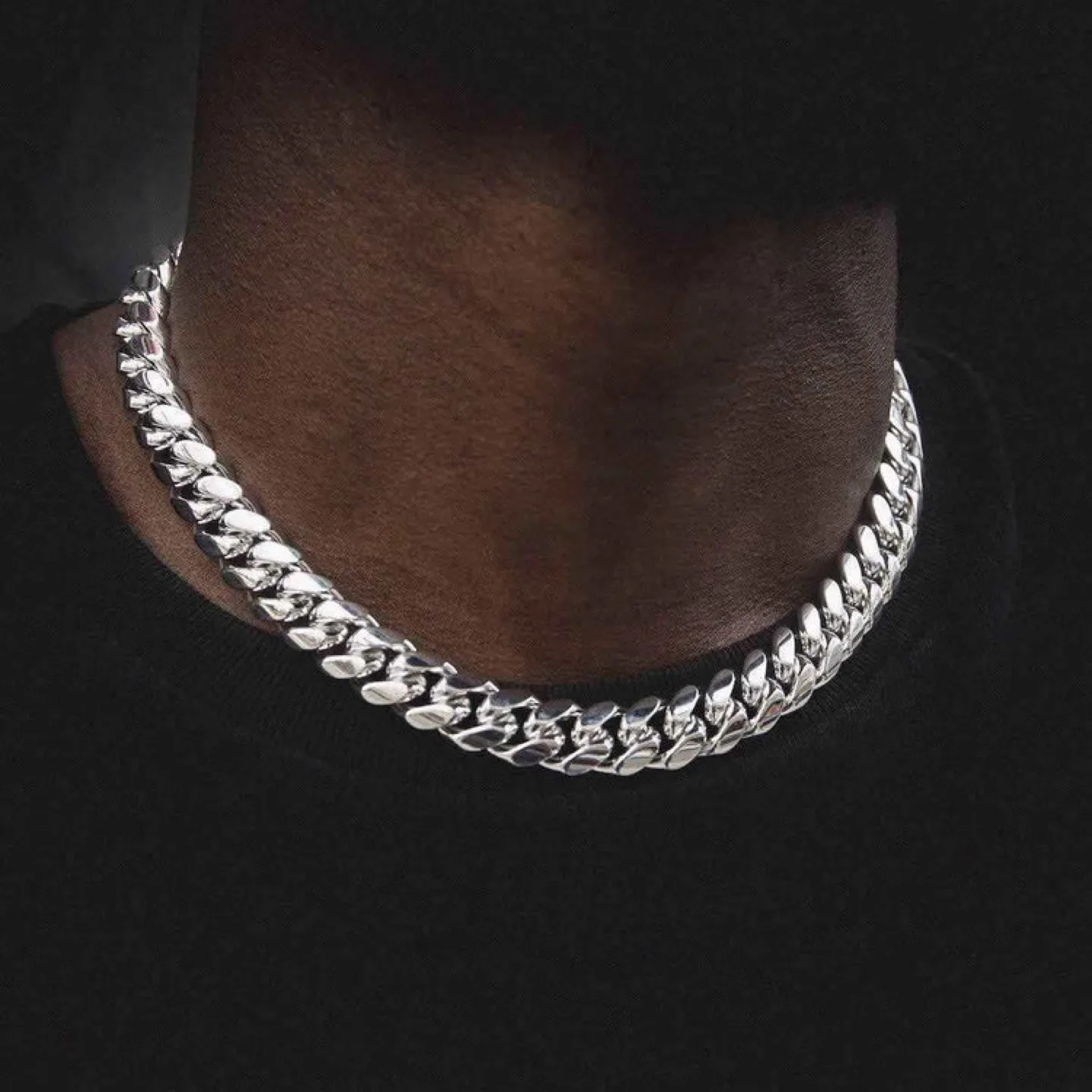 GLD Iced 18” Cuban Chain in White Gold Plated - 8.5mm image indicator(4)