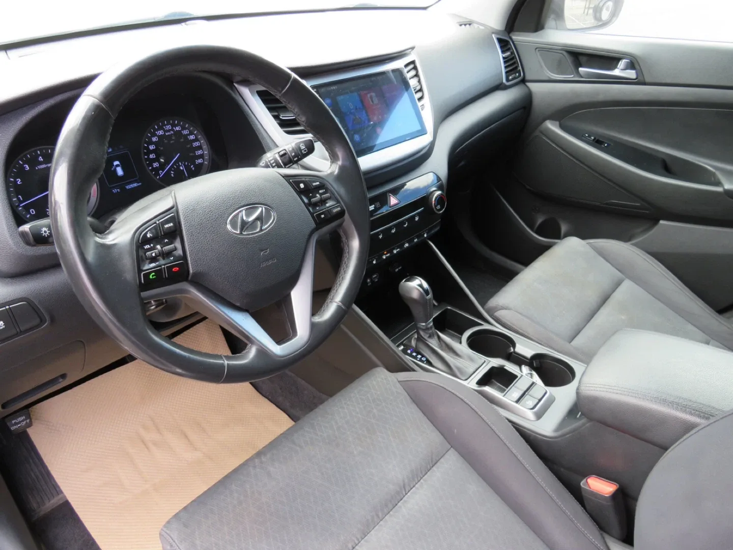 2016 Hyundai Tucson - Silver SUV image indicator(5)