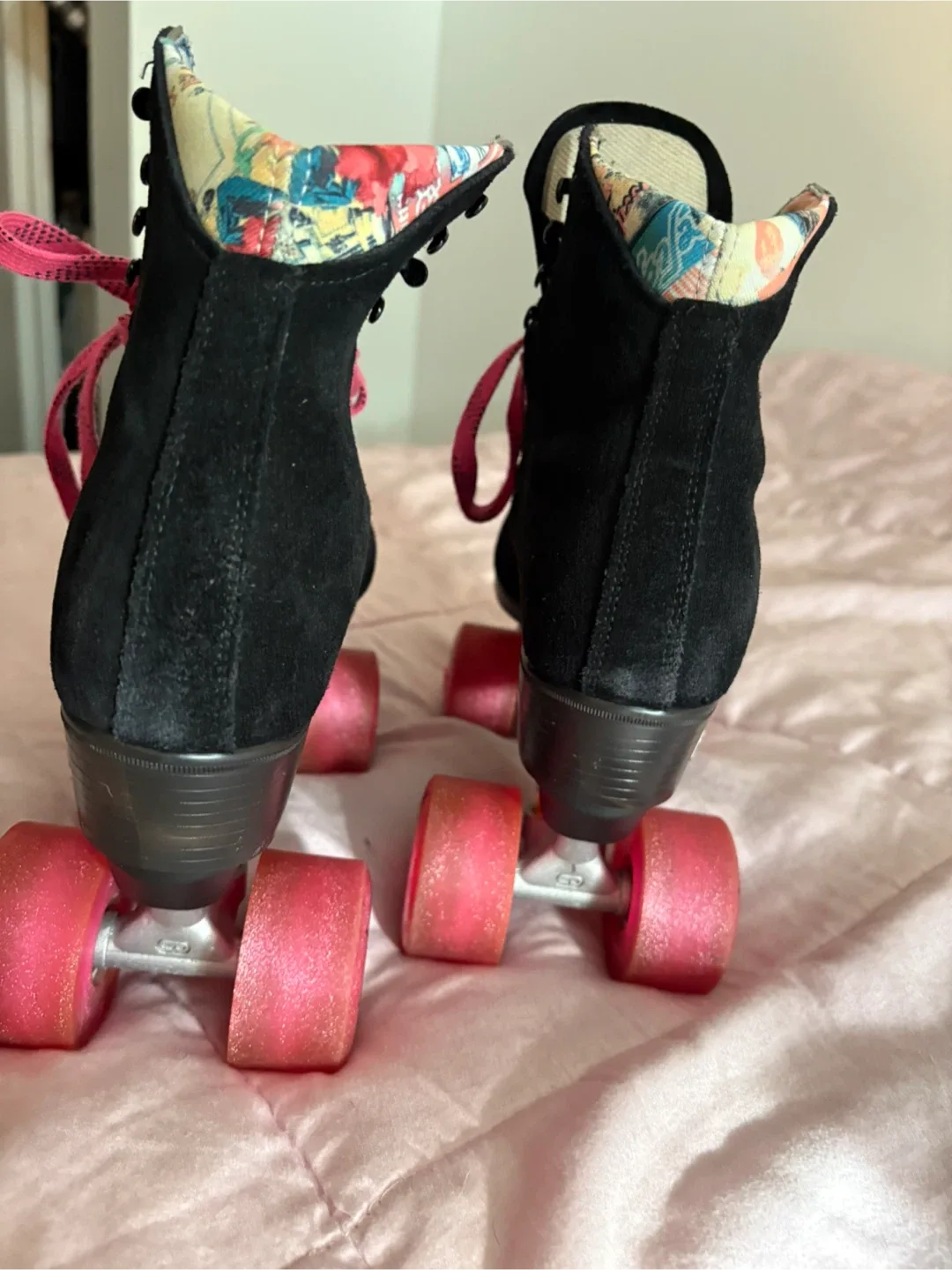 Black Roller Skates with Pink Laces image indicator(3)