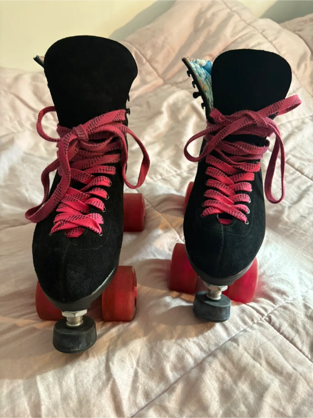 Black Roller Skates with Pink Laces image indicator(5)